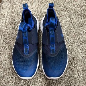 NWOT** Nike Flex Runner - Boys Youth 4
